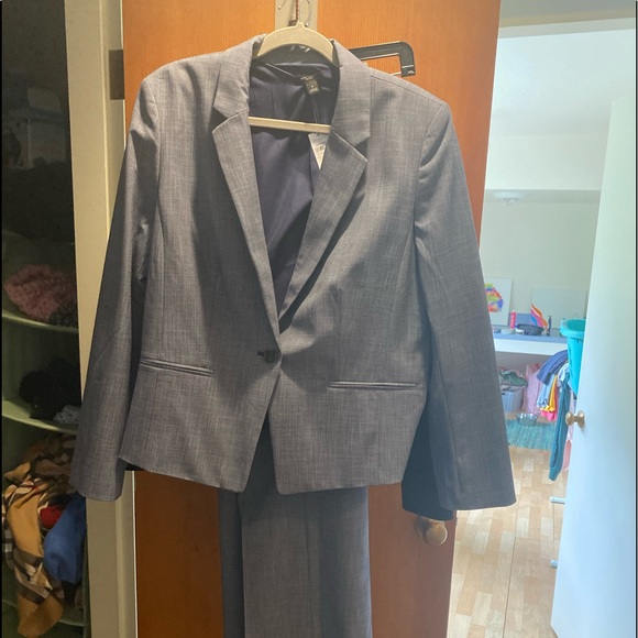 ANNE TAYLOR FACTORY SUIT- NEW - Picture 1 of 2